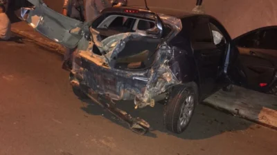 Motorista perde o controle, bate em poste e em ônibus estacionado
