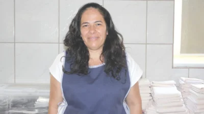 Cristiane trabalha no Lar dos Idosos Irmã Rosália