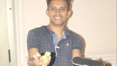 Estudante universitário ganha vida vendendo trufas e fazendo paródias pelas cidades da região