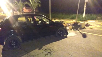 Motorista perde o controle e bate em mureta na ‘João Aranha’