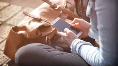 Fomo, ‘o medo de ficar por fora’: comportamento gera ansiedade e depressão