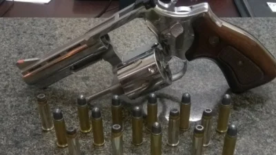 Homem é preso com arma raspada em carro blindado