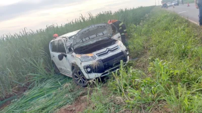 Médica perde o controle de carro e para no meio do canavial