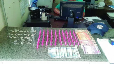 Adolescente e dona de casa são acusados de tráfico de drogas