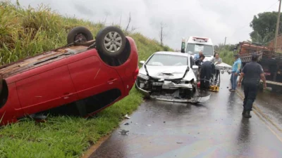 Carro com casal de idosos capota após batida