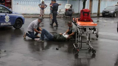 Motociclista tem fratura exposta na perna após colidir contra carro