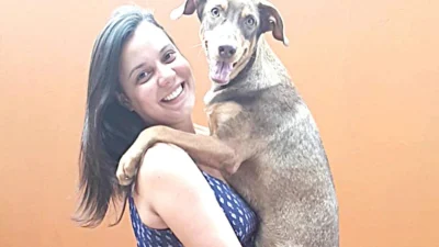 Marisa Oliveira e sua cadelinha Kiwi