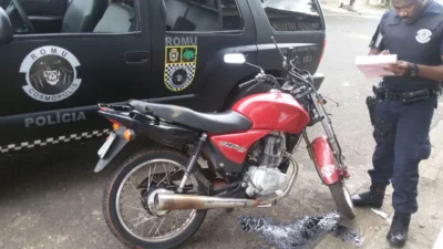 Romu apreende motocicleta após motorista fugir e danificar viatura