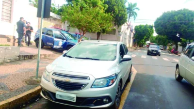 Dois adolescentes são detidos em flagrante por roubo
