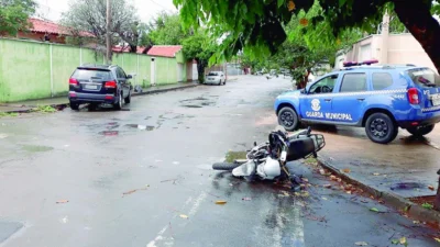 Carro e moto se envolvem em acidente em cruzamento