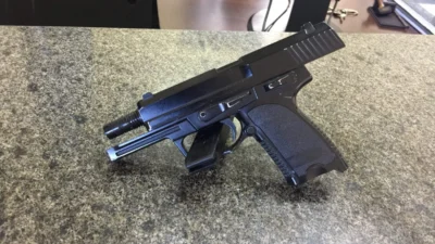 Dupla corre e dispensa arma de brinquedo para fugir de abordagem