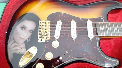 Artista cosmopolense personaliza guitarra de cantor sertanejo famoso nacionalmente