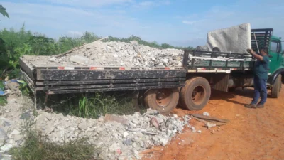 Guarda Municipal aborda caminhão realizando descarte irregular de entulho