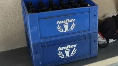 Homem furta duas caixas de cerveja e diz que estava com fome