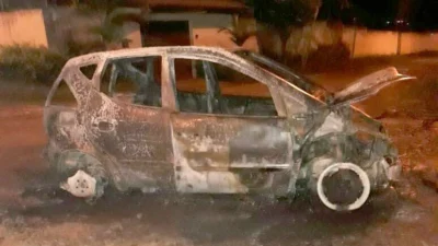 Carro pega fogo após pane elétrica no ‘Laranjeiras’
