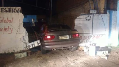 Motorista derruba muro e abandona carro no local do acidente