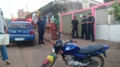 Após cair da moto, motociclista foge correndo e abandona o veículo