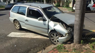 Motorista avança o ‘Pare’ e é  atingido por carro na preferencial