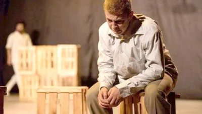 Projeto escolar desperta interesse em jovem para o mundo do teatro
