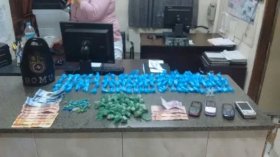 Dois homens são presos e dois adolescentes apreendidos acusados de envolvimento com a venda de drogas