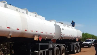 Carreta de combustível com placas adulteradas é recuperada vazia