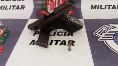 Após denúncia, PM encontra pistola ‘Bereta’ escondida em laje