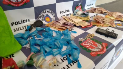 Após ver a Polícia, homem arremessa sacola com drogas e tenta fugir escalando muro