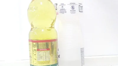 Mecânico explica o perigo de usar álcool de limpeza e óleo de cozinha no tanque de veículos