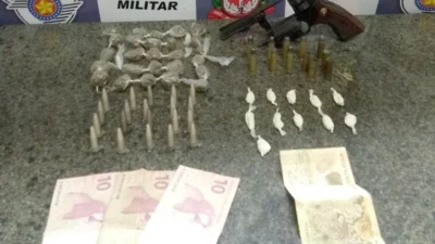 Dois homens são detidos e dois foram presos com drogas e arma na SP 133