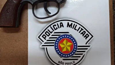 ‘Segurança’ é detido em mercado pela PM com arma falsa na cintura