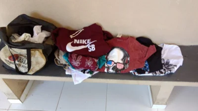 Homem vê Policiais, abandona sacola com roupas e sai correndo para o mato