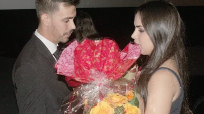 Jovem de 25 anos pede namorada em casamento durante sessão de cinema