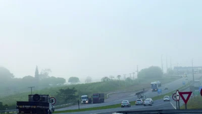 Neblina reduz visibilidade e exige maior atenção por parte dos motoristas