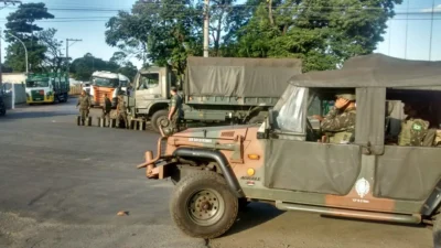 No domingo, várias carretas saíram escoltadas pelo Exército e pela Polícia Militar