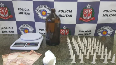 Desempregado abandona dinheiro e drogas com a mãe e sai correndo ao ver a PM