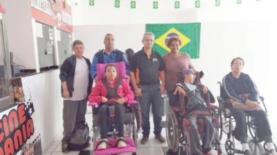 Crianças do Projeto Arco-Íris e APAE visitam o CineMania