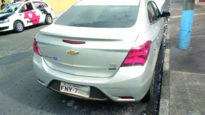 Adulteração ‘grotesca’ da placa chama atenção para carro roubado