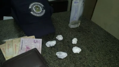 Rapaz é abordado com porções de maconha durante festa junina em escola