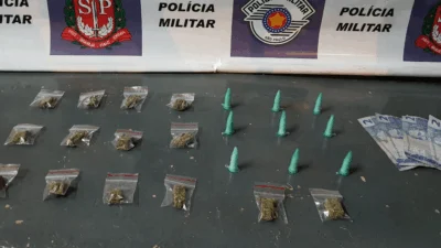 Homem é abordado vendendo drogas e diz que está em dificuldades financeiras