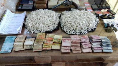 Foragido da justiça escondia droga em buraco cavado no quarto
