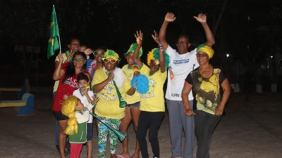 Família festeja todos os jogos do Brasil em praça pública