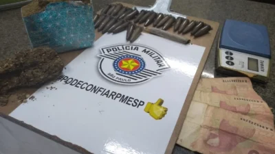 Maço de cigarro com cocaína cai durante tentativa de fuga de ajudante