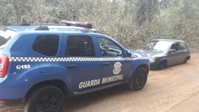 Carro furtado é encontrado sem as rodas perto do Tratamento de Água