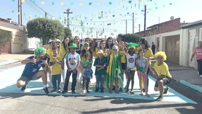 Aula de Zumba em comemoração à Copa do Mundo 2018 é feita em rua caracterizada
