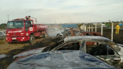 Incêndio destrói veículos apreendidos em pátio na SP 332