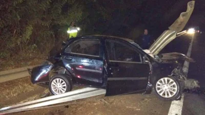 Após perder o controle, veículo capota e fica com defesa metálica atravessada na carroceria