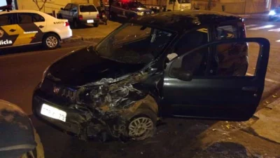 Ocupantes de carro se evadem do local após acidente envolvendo dois carros