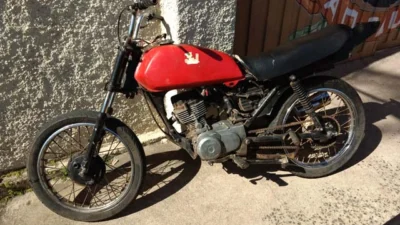 Adolescente é detido dirigindo motocicleta depenada e sem capacete
