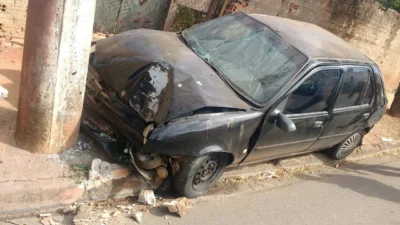 Motorista sem Habilitação perde o controle e bate de frente em poste