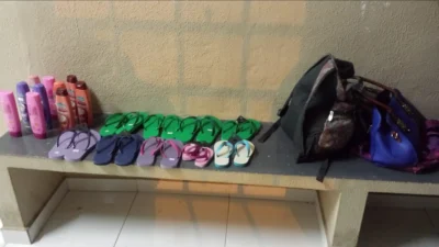 Mulher é presa em flagrante por furtar chinelos e shampoos de mercado